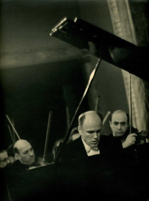 Sviatoslav Richter plays Mozart Concerto no. 20. Conductor - Wislocki.