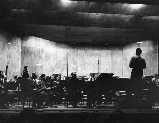 05/12/64 – Paris. Salle Pleyel - rehearsal. BACH: Concerto No.5 for Piano and Orchestra in f, BWV 1056, BEETHOVEN: Concerto No.1 for Piano and Orchestra in C, Op.15