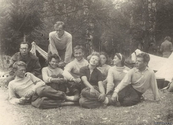 Рихтер с альпинистами на Гуначхирской поляне, лето 1944-го года.