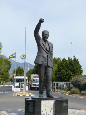 Mandela, voor de gevangenis waaruit hij vrijgelaten werd