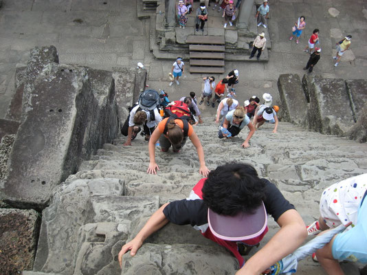 Angkor Wat - steile klim, is inmiddels gesloten