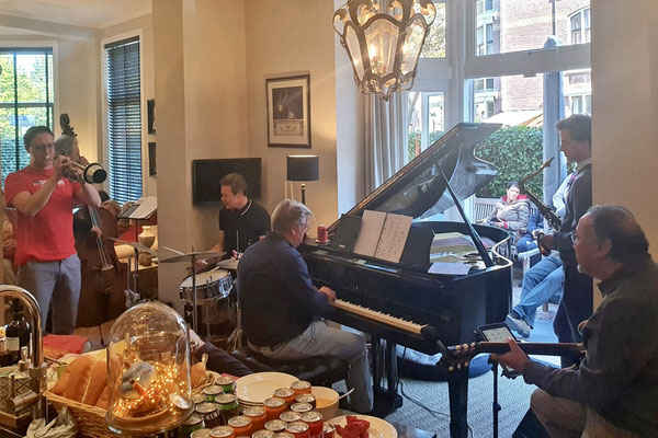 Remco Hofman (piano), Patrieck Bonnet (sax), Kees Kamphuis (trompet), Ron Lezer (gitaar), Jacques Kingma (bas), Barry Olthof (drums)