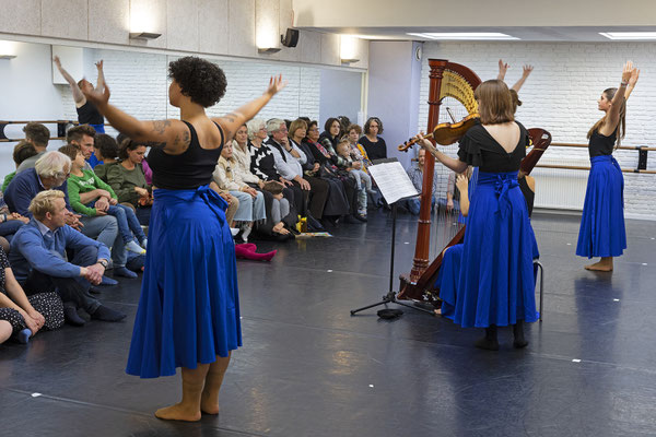 Tessa Zufferey (harp), Maaike van Dijk (viool) en dansers van Het Danskwartier Den Haag