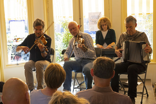 Irish traditional music, song and dance by Simply Green