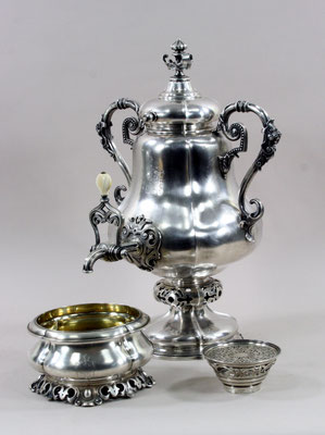 Adjugé 41 400 € - SAMOVAR en argent, Maître Orfèvre GOUBKIN, Moscou, 1852-1856