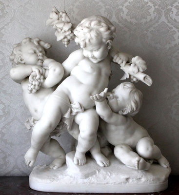 Adjugé 33 615 € - ROUGELET Bénédicte Benoit, GROUPE en marbre blanc, édition F. BARBEDIENNE, 60 x 60 x 25 cm