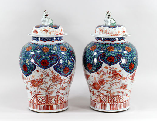 Adjugé 16 540 € - Deux POTICHES en porcelaine, époque Kangxi 1681-1760), Chine, H : 60 cm