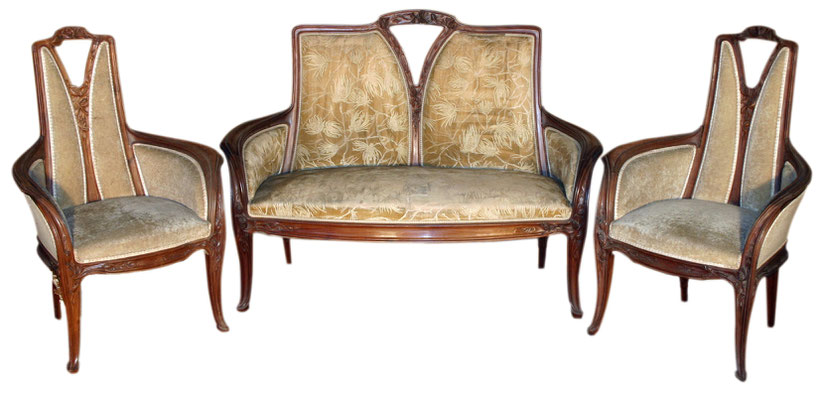 Adjugé 13 635 € - MAJORELLE Louis, SALON en acajou à décor de pommes de pin, vers 1900