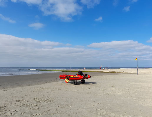 DLRG Motorboot am Strand