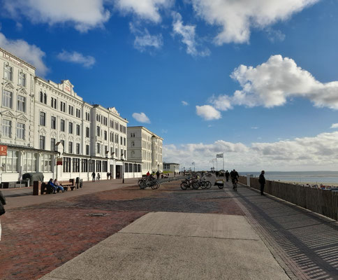 Inselpromenade mit Hotels im Inselzentrum Borkums