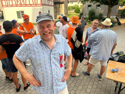 zufrieden am Empfang