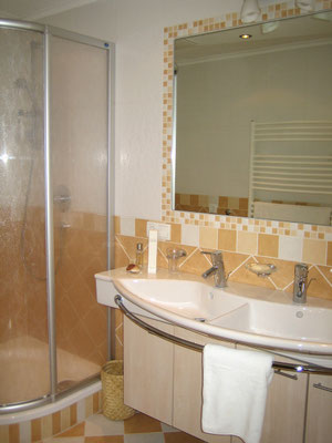 geräumiges Badezimmer