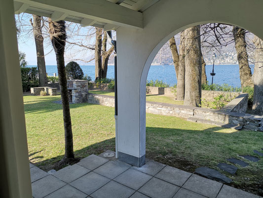 Gedeckte Pergola mit Sicht auf Garten und See - Ferienhaus Villetta Concetta in Maccagno am Lago Maggiore