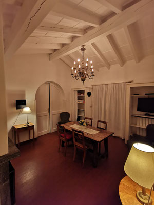 Wohnzimmer by night - Ferienhaus Villetta Concetta in Maccagno am Lago Maggiore