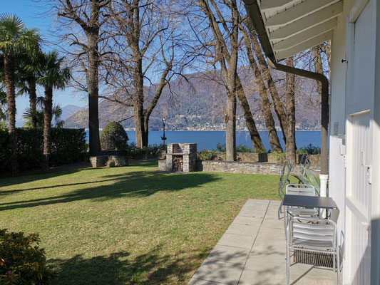 Sitzplatz mit Sicht auf Garten Grillstelle und See - Ferienhaus Villetta Concetta in Maccagno am Lago Maggiore