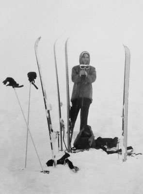 Ende Mai (!) 1966 auf dem Kitzsteinhorn  als es die Gletscherbahn Kaprun 2 noch nicht gab  und wir mit Fellen zur Bergstation aufstiegen