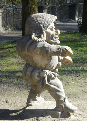 Mann mit Strohtaschenhut