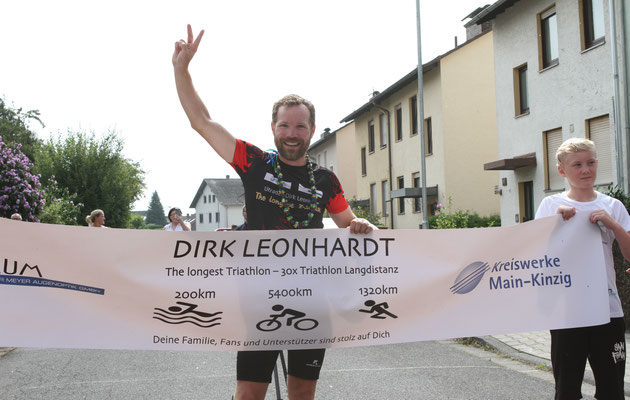 Triathlon-Weltrekord: Ziel / Foto Ilsa Leonhardt