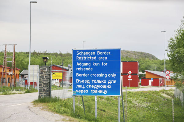 Ein Hinweisschild weist am einzigen Grenzübergang zu Russland Storskog auf das Verlassen des Schnengen-Raums hin.