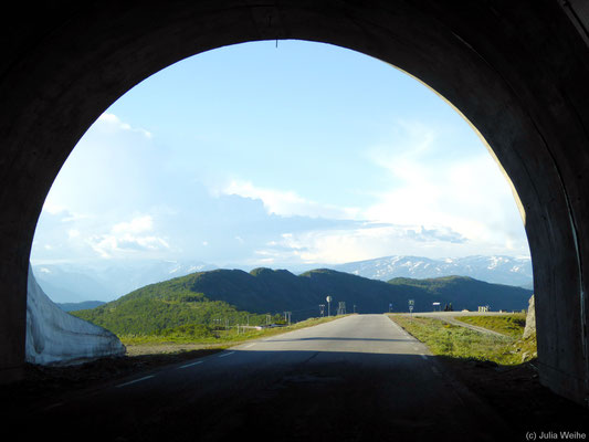 Viele Ausfahrten aus Tunneln in Norwegen eröffnen einen tollen Blick wie hier auf eine Berg-Landschaft.