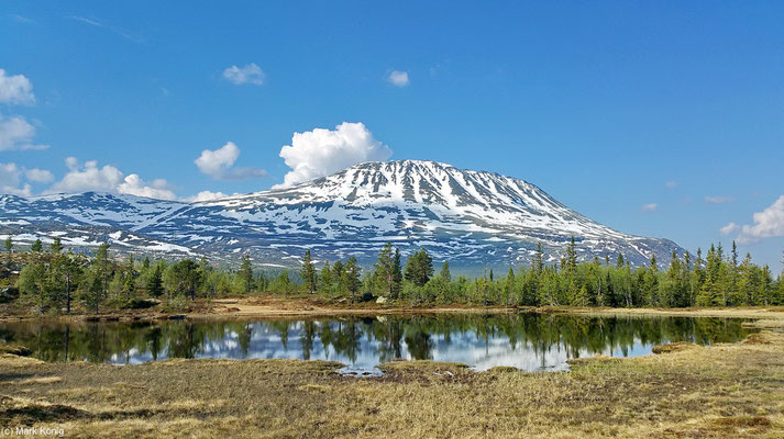 Der sogar im Frühsommer mit Schnee bedeckte Berggipfel des Gaustatoppen in der Provinz Telemark