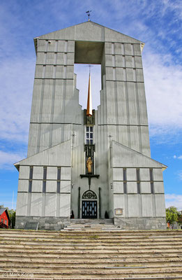 Vadsø Kirke weist ein beeindruckend hohes Eingangsportal auf