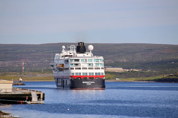 Das Hurtigruten Postschiff MS Midnatsol nach dem Ablegen aus Vadsø 
