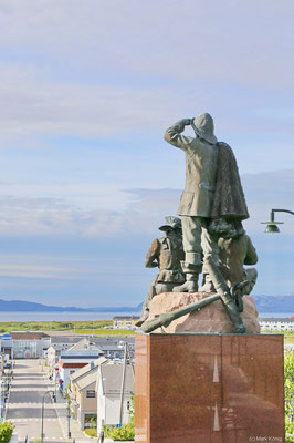 Figuren des Einwanderer-Monuments in Vadsø schauen von ihrem Sockel in die Ferne (Innvandrermonumentet Vadsø)