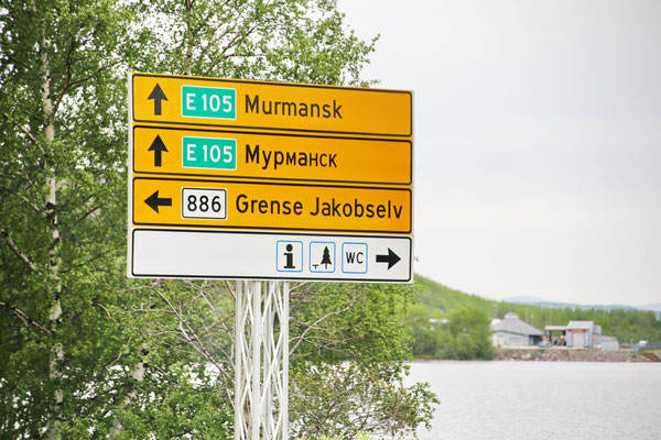 Auch an Straßenschildern auf russisch erkennt man, dass die Kommune Sør-Varanger direkt an Russland grenzt