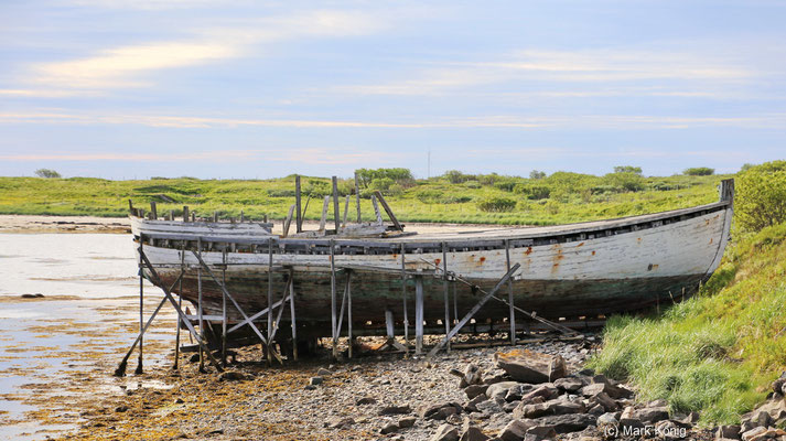 Von der Vadsø Brugata (Hafenbrücke) sieht man ein älteres Schiff auf einem selbst gebauten Dock