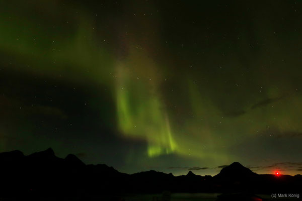 Nordlichter vor den Bergen nördlich von Svolvær (Foto: ISO 800, Blende 4, 16 mm, 5 Sek.)