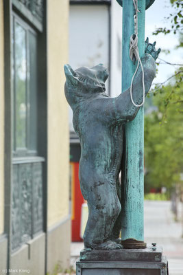 Eine metallene Bärenskulptur an einem Fahnenmast in Kirkenes
