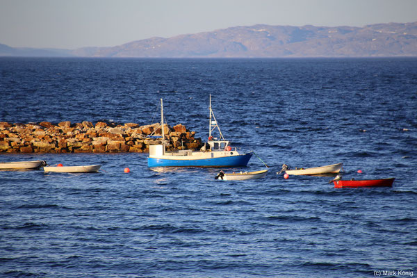 Kleine Fischerboote ankern im Naturhafen von Ekkerøy auf der Insel Varanger