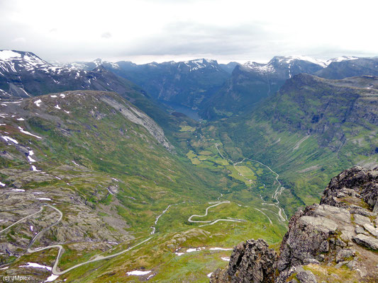 Blick vom Berg Dalsnibba auf Geiranger, Flydalsjuvet, den Fjord und die umliegenden Gipfel