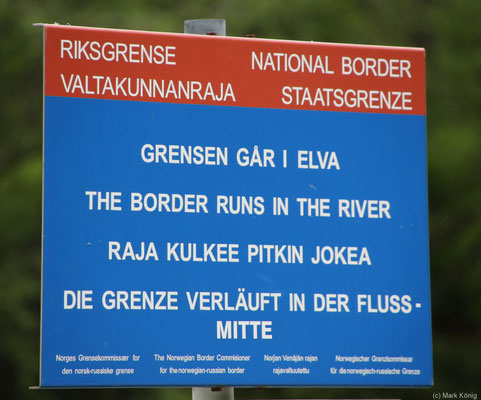 Großaufnahme des Hinweisschildes auf die Staatsgrenze zwischen Norwegen und Russland.