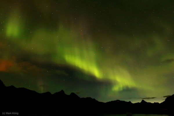 Grüne und rote Nordlichter vor den Bergen nördlich von Svolvær (Foto: ISO 800, Blende 4, 16 mm, 5 Sek.)