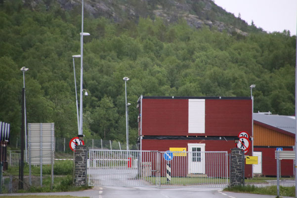 Am späten Abend hat der Grenzübergang Storskog Feierabend und Gitter hindern an der Durchfahrt.
