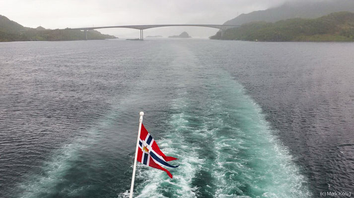 Die Raftsundbrua vom Heck der MS Nordkapp aus gesehen - schlechtes Wetter verhinderte die Einfahrt in den Trollfjord