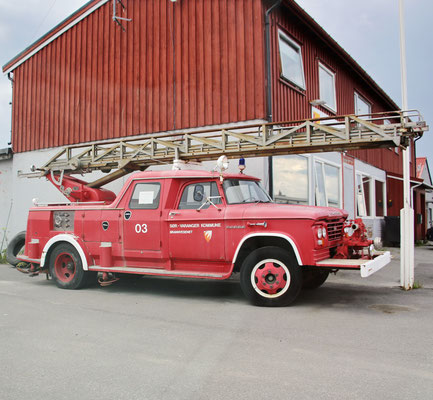 Ein altes Leiterwagen-Fahrzeug von der Feuerwehr der Kommune Sør-Varanger in Kirkenes