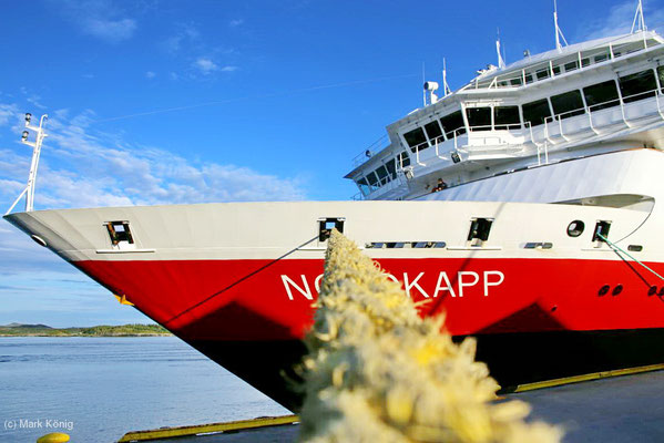 Der Bug des Hurtigruten Schiffs MS Nordkapp an einer gelben Festmacher-Leine entlang fotografiert