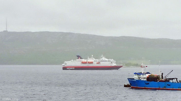 Das Hurtigruten-Postschiff läuft morgens in den Hafen von Kirkenes ein
