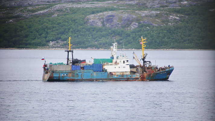 Ein russsisches Schiff läuft aus dem Hafen von Kirkenes aus