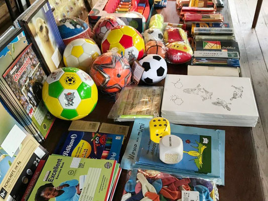 Ein Tisch voller Spenden mit Spielzeugen, Büchern und vielem mehr das Kinderherzen höher schlagen lässt.