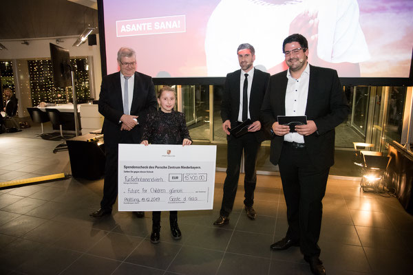 Gruppenfoto mit dem Spendenscheck für Future for Children