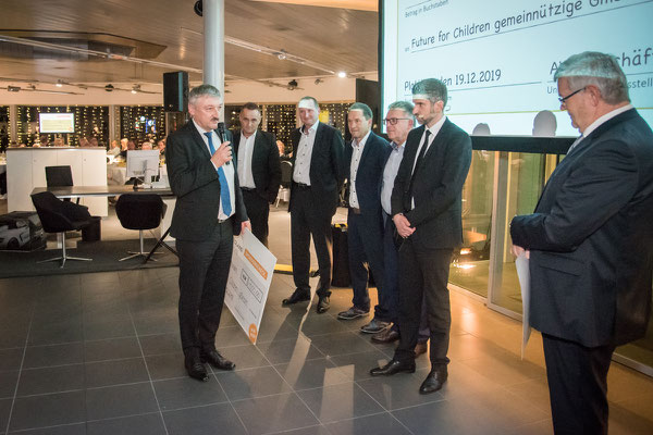 Gruppenfoto mit dem Spendenscheck für Future for Children