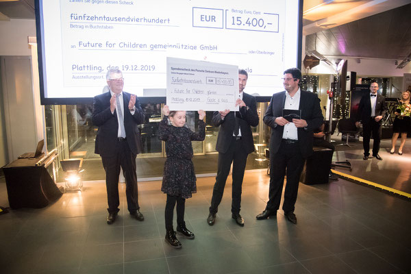 Gruppenfoto mit dem Spendenscheck für Future for Children