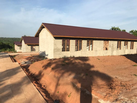 Rohbau des Gebäudes der späteren Grundschule