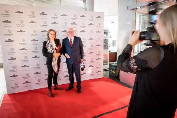 Foto eines Paars bei der Spendengala 2019