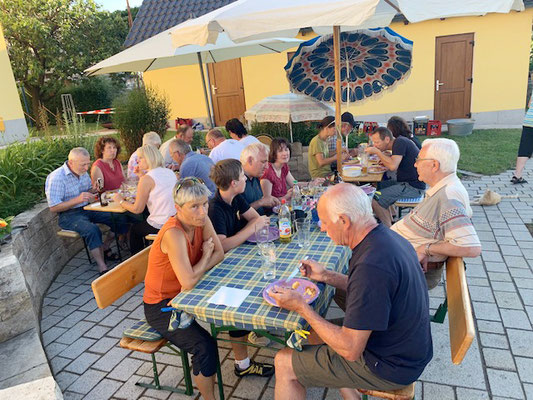 Gruppenbild der vielen Förderer und Helfer der Future for Children 