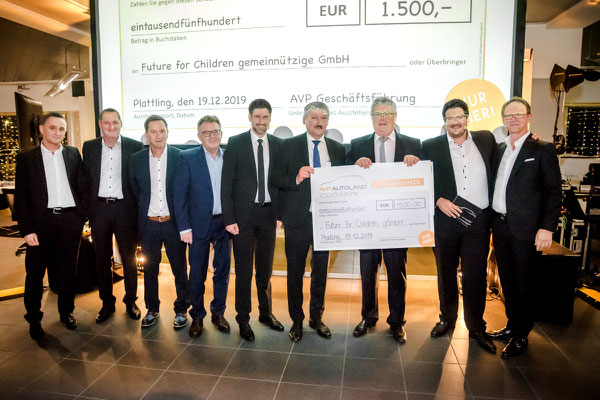 Gruppenfoto mit dem Spendenscheck für Future for Children